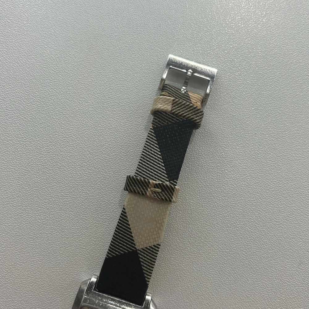 Women Burberry Watch - Picture 4 of 5